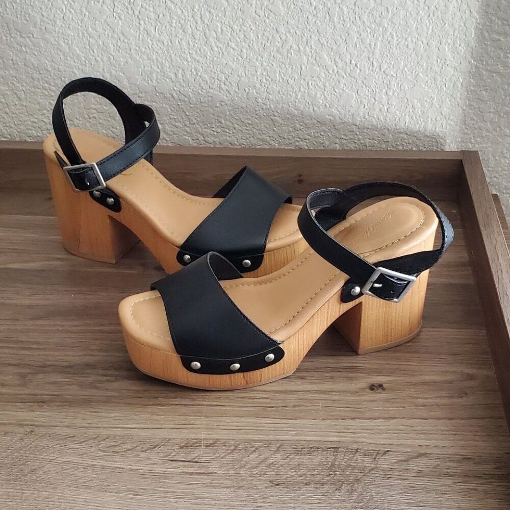 Universal Thread Black Platform Sandals